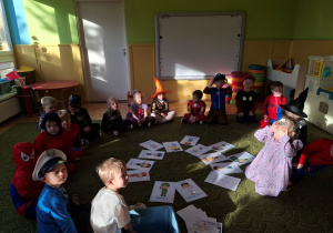 Dzieci w trakcie zabawy andrzejkowej