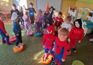 Dzieci w trakcie zabawy andrzejkowej