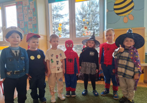 Dzieci pozują do zdjęcia w strojach andrzejkowych