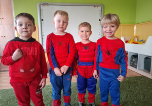 Dzieci pozują do zdjęcia w strojach andrzejkowych