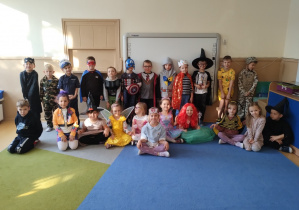 Dzieci pozują do zdjęcia