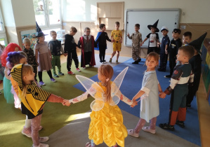 Dzieci tańczą w kole