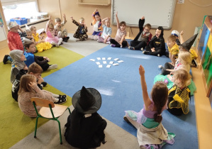 Dzieci zgłaszają się do zabawy