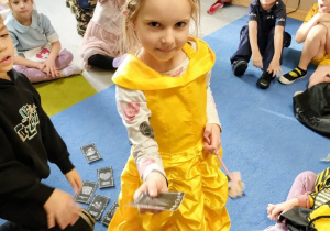 Dziewczyna pokazuje kartę