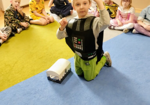 Chłopiec losuje los