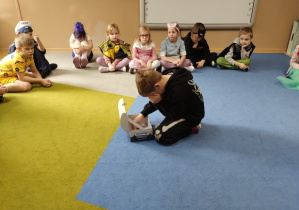 Chłopiec losuje los