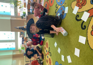 Dziewczynka wroży kręcąc wskaźnikiem