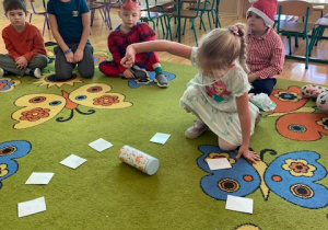 Dziewczynka wroży kręcąc wskaźnikiem