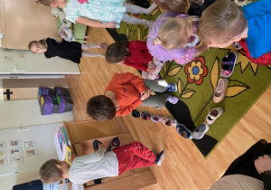 Dzieci wróżą układając buty