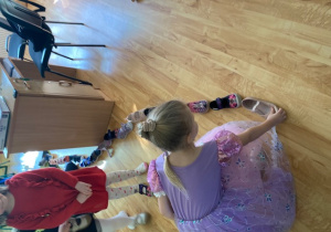 Dzieci wróżą układając buty