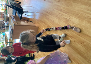 Dzieci wróżą układając buty