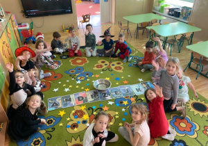 Dzieci pozują do zdjęcia