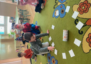 Chłopiec wroży kręcąc wskaźnikiem