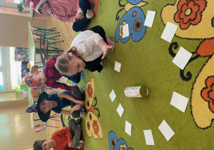 Dziewczynka wroży kręcąc wskaźnikiem