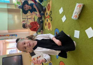 Dziewczynka pokazuje wylosowaną kartę