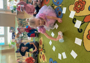 Dziewczynka wroży kręcąc wskaźnikiem