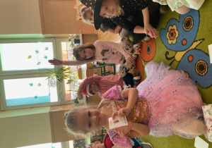 Dziewczynka pokazuje wylosowaną kartę