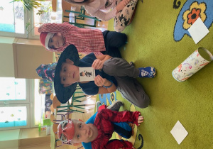 Chłopiec pokazuje wylosowaną kartę