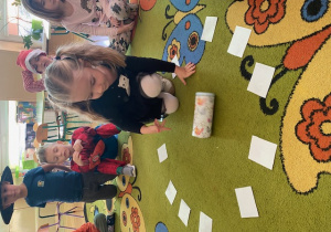 Dziewczynka wroży kręcąc wskaźnikiem