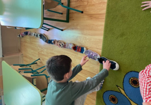 Chłopiec układa buty