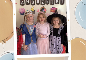 Dzieci pozują do zdjęcia