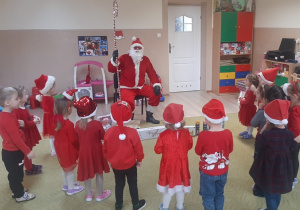 Spotkanie dzieci z Mikołajem
