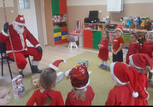 Spotkanie dzieci z Mikołajem
