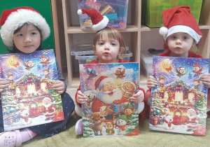 Dzieci pozują do zdjęcia