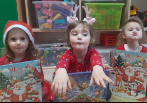 Dzieci pozują do zdjęcia