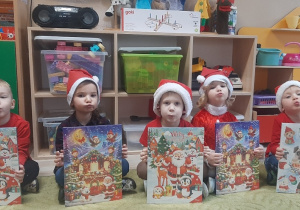 Dzieci pozują do zdjęcia