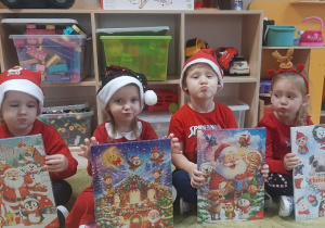 Dzieci pozują do zdjęcia