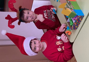 Chłopcy z prezentem pozują do zdjęcia