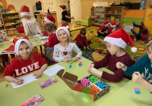 Dzieci bawią się przy stoliku