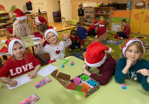 Dzieci bawią się przy stoliku