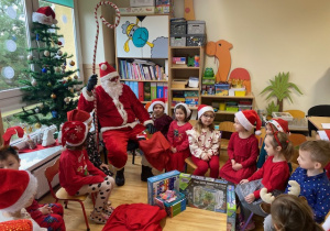 Dzieci rozmawiają z Mikołajem