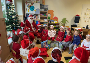 Dzieci rozmawiają z Mikołajem
