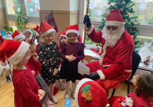 Dzieci rozmawiają z Mikołajem