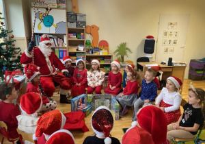 Dzieci rozmawiają z Mikołajem