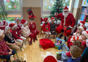 Dzieci rozmawiają z Mikołajem