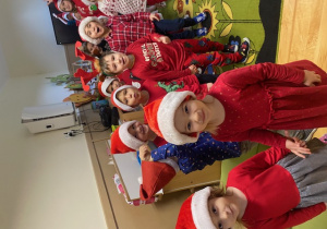 Dzieci ustawiają się w pary