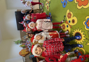 Dzieci ustawiają się w pary