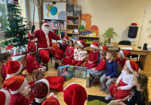 Dzieci rozmawiają z Mikołajem