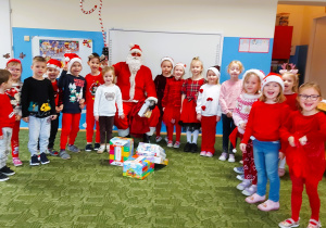 Dzieci pozują do zdjęcia z Mikołajem