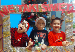 Dzieci pozują do zdjęcia