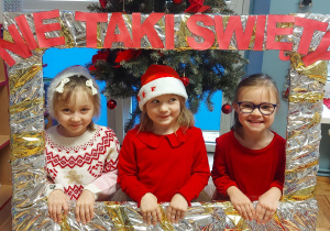 Dzieci pozują do zdjęcia