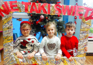 Dzieci pozują do zdjęcia