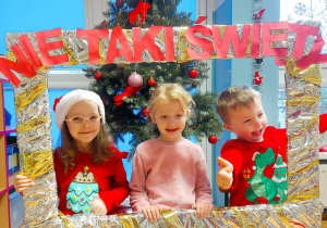 Dzieci pozują do zdjęcia