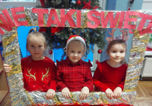 Dzieci pozują do zdjęcia