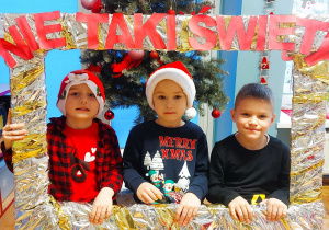 Dzieci pozują do zdjęcia