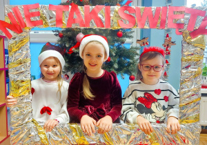 Dzieci pozują do zdjęcia